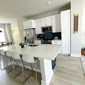 Brand New Build 10 Min- Uptown Holiday home